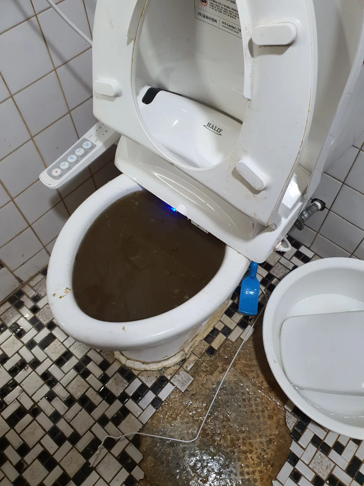 군포시 당동 변기막힘 현장의 초기 모습입니다. 변기 안에 오수가 차오르고 물이 제대로 빠지지 않아 내부 막힘을 확인하기 위해 변기 탈거 작업을 진행했습니다.